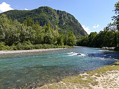 Vue sur un cours d'eau en montagne.