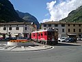 Berninabanen passerer gjennom gatene i Tirano.