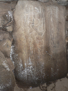 Dolmen B : gravures sur les piliers du couloir.