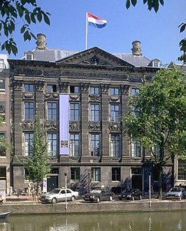 Hoofdvestiging in Amsterdam, in het Trippenhuis.