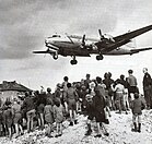 Vor 75 Jahren, am 30. September 1949, endete die Berliner Luftbrücke, über die während der Berlin-Blockade die Stadt versorgt wurde (im Bild eine C-54 Skymaster im Anflug auf Tempelhof, 1948) KW 40 (ab 29. September 2024)