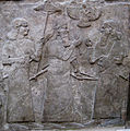 Bas-relief du Palais nord-ouest représentant le roi Assurnasirpal II et des dignitaires, palais nord-ouest de Nimroud. IXe siècle av. J.-C. British Museum.