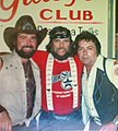 Johnny Paycheck midden, op 1 maart 1978 overleden op 19 februari 2003