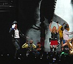 Madonna interprétant Holiday lors du Sticky & Sweet Tour où elle rend hommage à Michael Jackson.