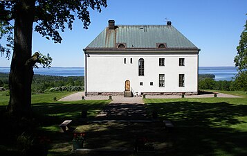 Huset ligger med utsikt över hela norra delen av Vättern.