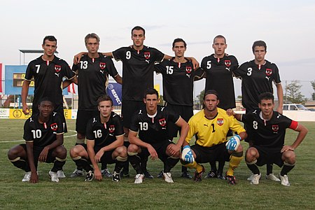 Vor dem Spiel gegen Albanien am 9. September 2009 (links hockend David Alaba)