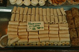 Los Güesos de santu xunto colos buñuelos son bien típicos de Halloween y el Día de Tolos Santos.