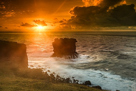 The sunrise of Dongji Island, South Penghu Marine National Park Photograph: User:Tslai