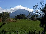 荒凉景观，背景为火山山峰