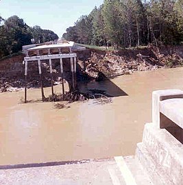 Esempio di crollo di un ponte (bacino del Mississippi, 1974) determinato da scalzamento dei piloni per opera di una piena