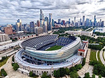 Vue aérienne sur le Soldier Field et le musée Field au premier plan, dans le secteur de Near South Side, avec Grant Park et les gratte-ciel de Downtown Chicago en arrière plan. (définition réelle 2 105 × 1 330*)