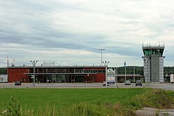 Terminaalirakennus ja lennonjohtotorni vuonna 2008.