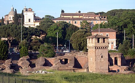 Resti del lato curvo meridionale, con la medioevale torre della Moletta.