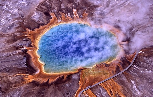 Die drittgrößte heiße Quelle der Welt: „Grand Prismatic Spring“ im „Yellowstone-Nationalpark“ (Durchmesser 91 m)