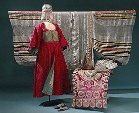 Caftan féminin offert par Ali Pacha, dey d'Alger, à la Couronne de Suède en 1731, à l'occasion du traité de paix entre la Suède et la régence d'Alger.