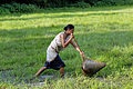 Donna Kaibarta con tradizionale dispositivo per la cattura del pesce realizzato in bambù in Assam.