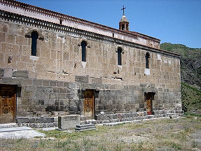 Bazilikanın fasadında müxtəlif tikili mərhələlərini göstərən daşlar