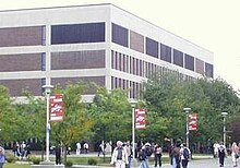 Stony Brook Üniversitesi'ndeki Frank Melville Jr. Kütüphanesi