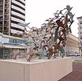 Lorenza Pagano Bonvicini: Vogelschwarm (1982) auf dem Piazza Renato Simoni