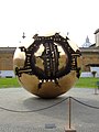 Arnaldo Pomodoro: „Sfera con Sfera“ (1990)