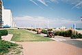 Strandpromenade mit mietbaren Fahrrad-Mobilen