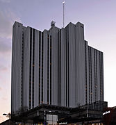 L'hôtel vu depuis la rue de la Gaité.