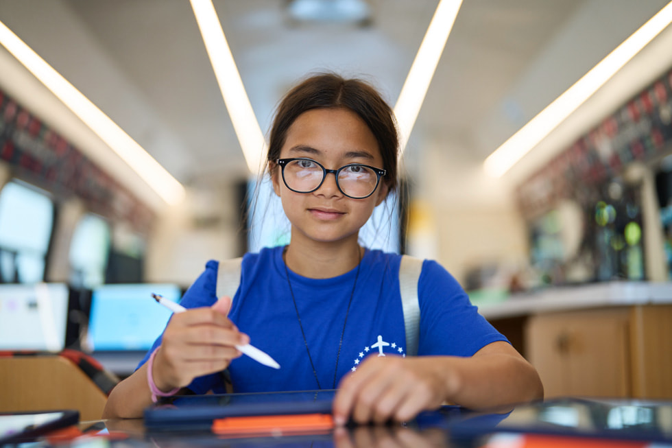 Jobie Thinthapthai menggunakan Apple Pencil untuk menggambar di iPad.