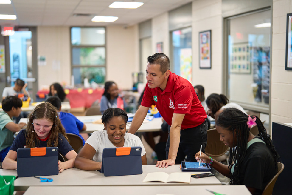 Rodrigo Sanchez Hernandez bersama para pelajar di kamp STEM Explorers.