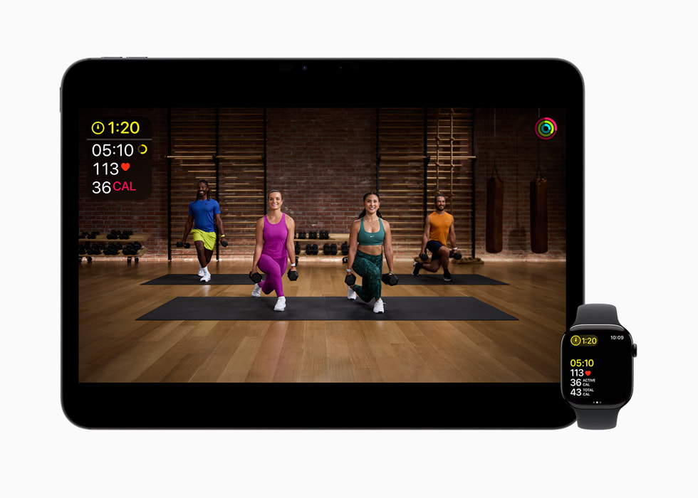 Program Kekuatan, Ketahanan, dan Ketangkasan untuk Pickleball di Apple Fitness+ ditampilkan di iPad Air dan Apple Watch.