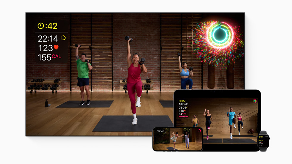 Apple Fitness+ ditampilkan di Apple TV, iPad Air, iPhone 16, dan Apple Watch.