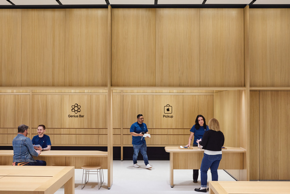 Area khusus Apple Pickup dan Genius Bar di Apple Miami Worldcenter. 