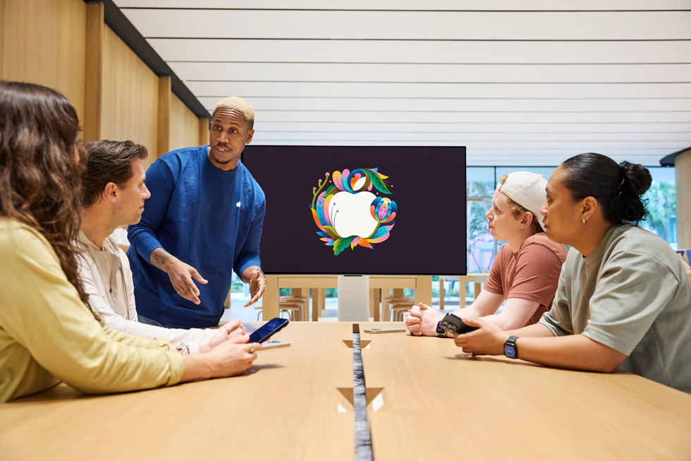 Seorang anggota tim memandu sesi Today at Apple di Apple Miami Worldcenter. 