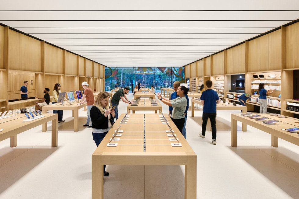 Tampilan sudut pandang lebar dari interior di Apple Miami Worldcenter.