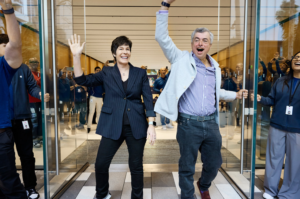 Deirdre O’Brien dan Eddy Cue dari Apple menyapa pelanggan di Apple Miami Worldcenter.