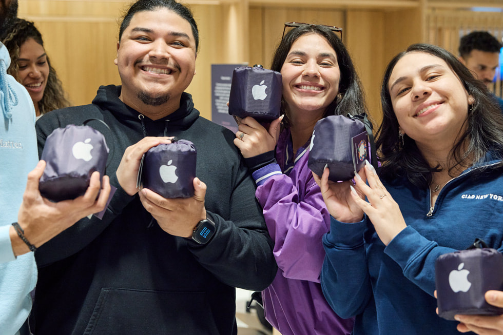 Pelanggan memamerkan selimut piknik perayaan Apple Miami Worldcenter di Apple Miami Worldcenter.