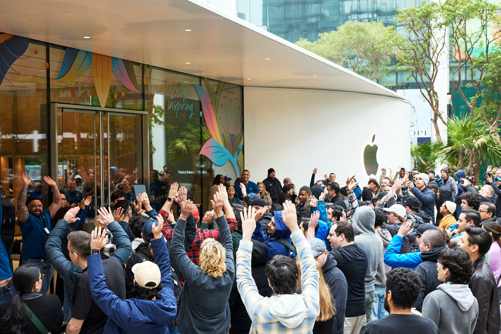 Pelanggan yang antusias mengantre di luar Apple Miami Worldcenter.