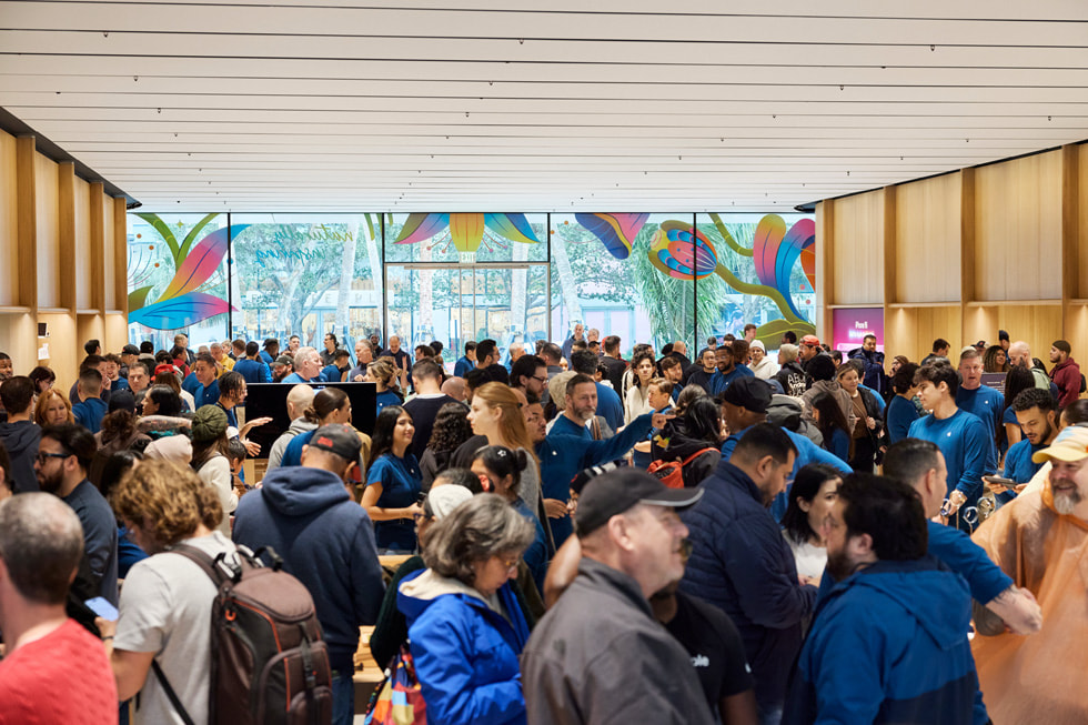 Pelanggan dan anggota tim memenuhi Apple Miami Worldcenter.