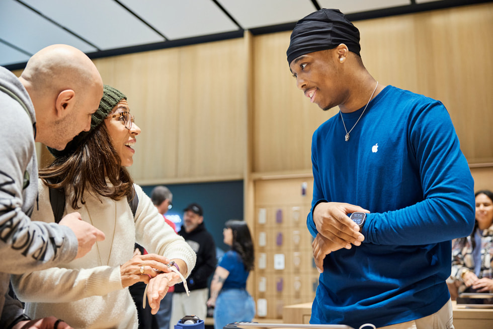 Pelanggan menjelajahi rangkaian Apple Watch dengan bantuan dari anggota tim Apple di Apple Miami Worldcenter.