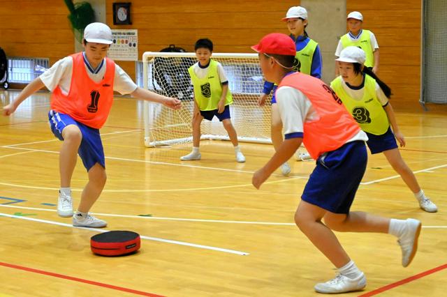 フットホッケーに取り組む児童ら=2025年10月8日、石川県輪島市門前町、永井啓子撮影