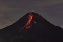De la lave coulant du cratère du mont Merapi, l'un des volcans les plus dangereux du monde, vu du village de South Kaliurang à Magelang (Indonésie) le 3 janvier 2022.