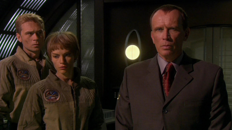 Peter Weller as John Frederick Paxton holding Tucker and T'Pol hostage in Star Trek: Enterprise