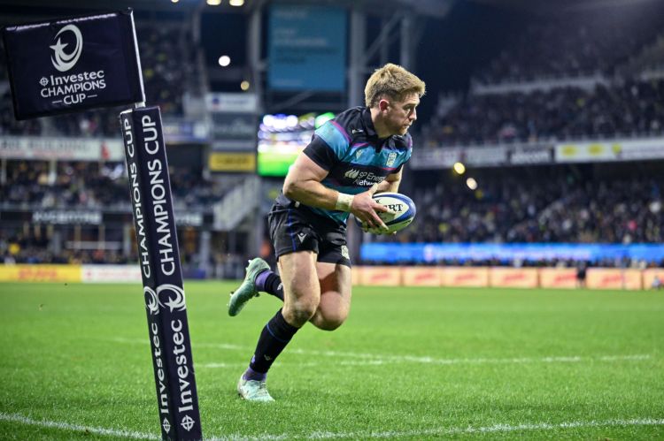 Kyle Steyn of Glasgow Warriors scores his second try against ASM Clermont Auvergne.